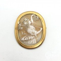 Брошь-камея  на раковине «Девушка, собирающая виноград»